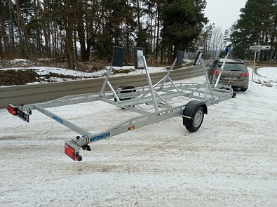 Přívěs UNK pro kýlovou loď 1500kg 6700mm masivní rám