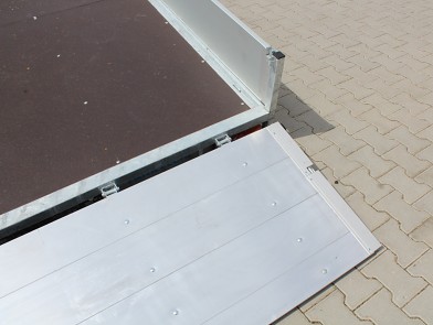 Přívěs UNK AD2100x5000 valník rampa sklopný 3500kg - detail zadní rampy