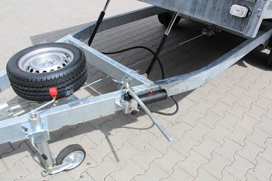 Přívěs UNK AD2100x5000 valník rampa sklopný 3500kg ruční hydraulika s pákou