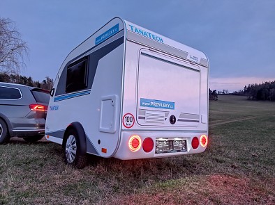 Minikaravan Tomplan je vybaven příjemným led osvětlením.