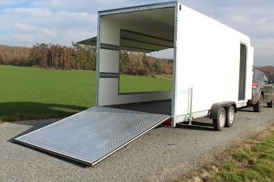 Skříňový přívěs s rampou, boční klapkou a dveřmi 2700kg