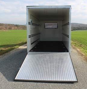 zadní rampa Skříňový přívěs s rampou, boční klapkou a dveřmi