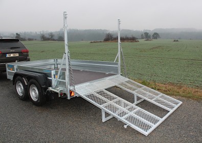 Přívěs UNK pro stavební stroje 3500kg 1,8x3m - středová podpěra zadní najížděcí rampy pro bezpečné najíždění 