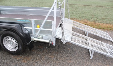 Přívěs UNK pro stavební stroje 3500kg 1,8x3m - sklápění zadní rampy pomocí pružin