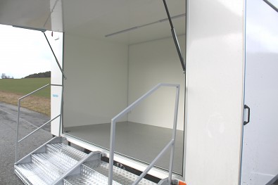 přívěsový výstavní stánek TOMPLAN TANATECH - lakované ALU zábradlí a nosníky schodů