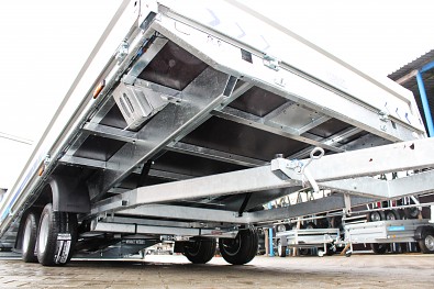 Valník Lorries má masivní svařovaný žárově zinkovaný rám.