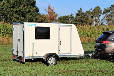 Skříňový nebrzděný přívěs k využití jako minikaravan - Tomplan TFS 320S.0o, boční dveře, okno, střešní okno