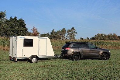 Skříňový nebrzděný přívěs k využití jako minikaravan - Tomplan TFS 320S.0o, boční dveře, okno, střešní okno