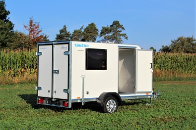 Skříňový přívěs k využití jako minikaravan - Tomplan TFS 320S.0o, boční dveře, okno, střešní okno