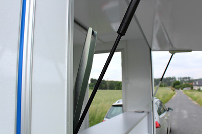 Přívěs stánek TFS 252.01 1300kg - fixace plynových vzpěr boční klapky gastro prodejního přívěsu