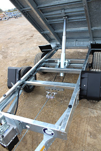 Sklápěcí přívěsný vozík HAPERT COBALT HB-2 2700kg od Tanatech, detail spodního rámu, podvozek přívěsu