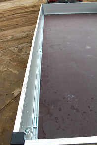Přívěs valník HAPERT AZURE H-3 405x200 3500kg 3 nápravy, čtyři silná kotvící oka na každé straně přívěsu