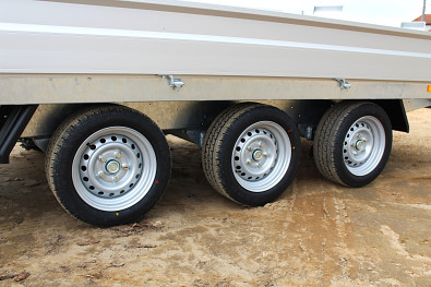 3x náprava Al-ko B1800 (3x 1750kg). Nosnost na nápravách 5250kg.