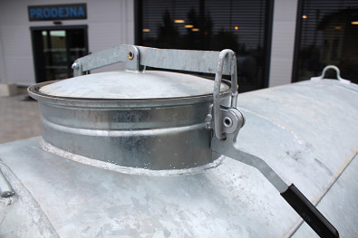 Přívěs ECIM cisternový 1000l 1300kg, výškově stavitelná oje