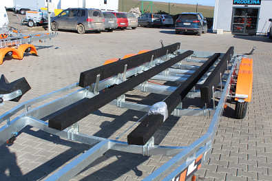 Přívěs na loď Thomas BT-3500L 3500kg kobercové lyžiny