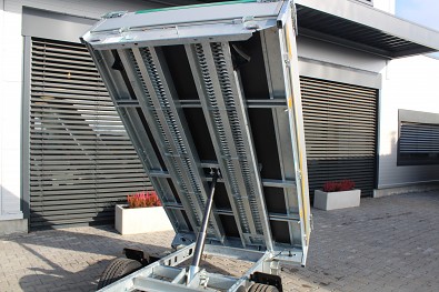 TANATECH Přívěs Eduard 2615 1-stranný sklápěč 1500kg kola R13 vč. nájezdů