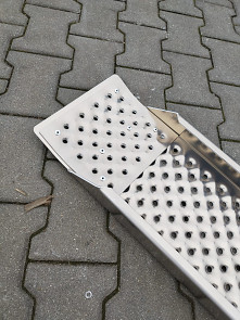 Nájezd alu prohnutý 250x26cm nosnost 500kg/ks  pro lehčí nájezd výztuha