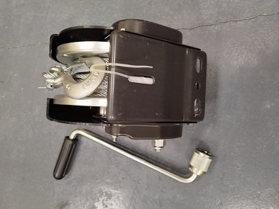 Ruční naviják 2950kg lano 10mX6,35mm s hákem automatická brzda montážní strana