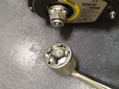 Ruční naviják 2950kg lano 10mX6,35mm s hákem automatická brzda demontovaná klika