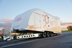 Přívěs Wiola Cargo Motorsport 550 PRO 3500kg skříňový autopřepravník